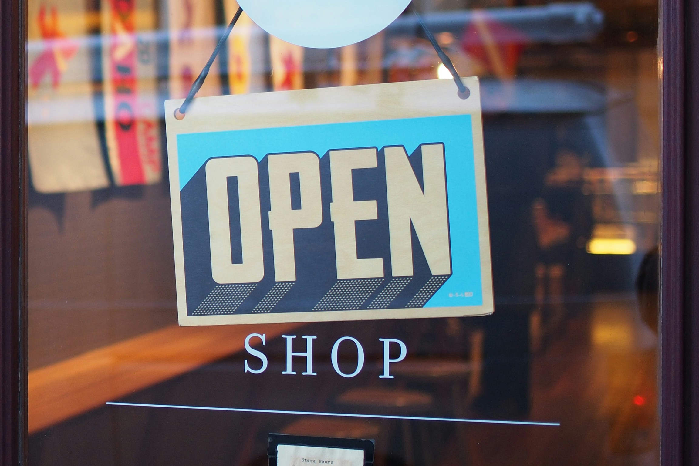 how-video-commerce-drives-ecommerce-sales - opening signage