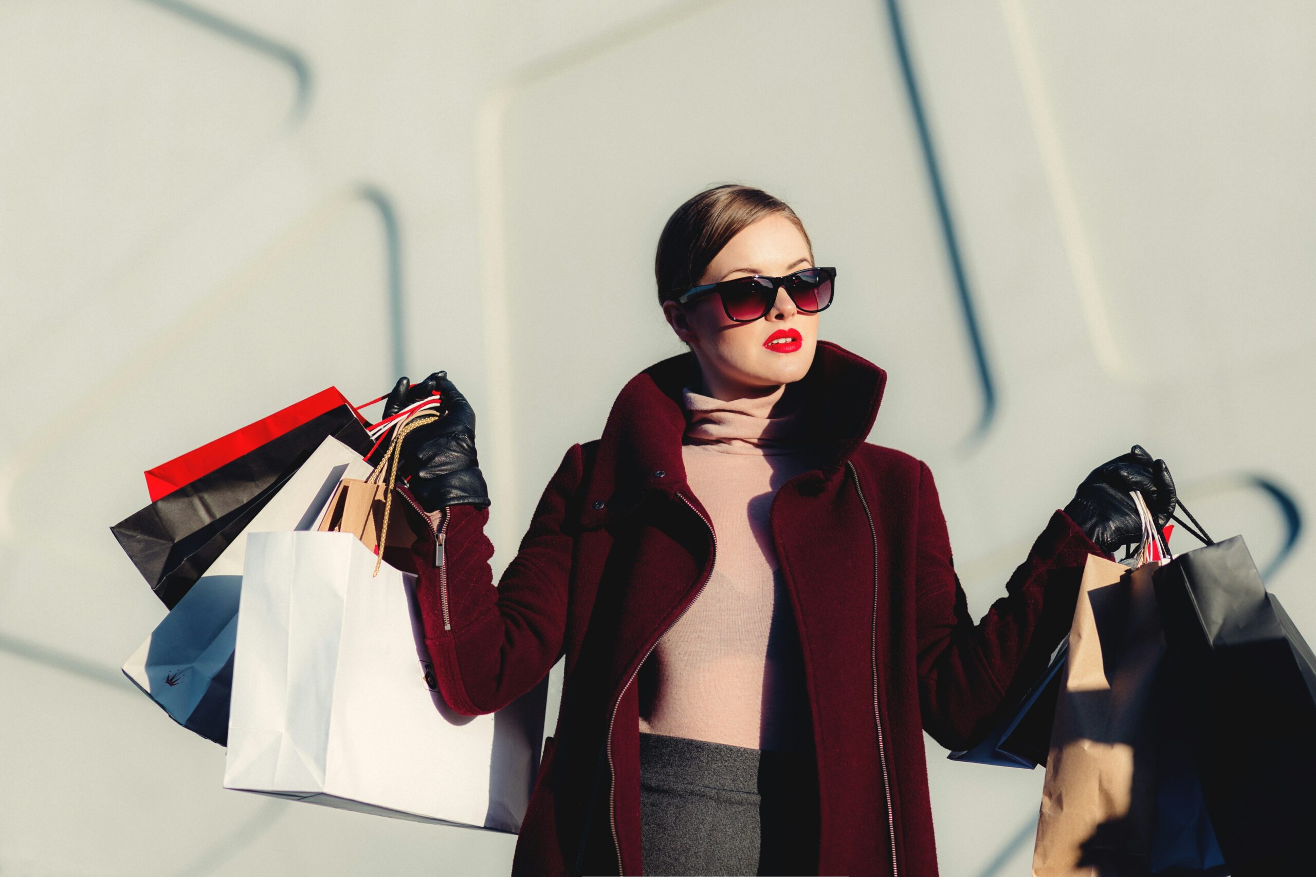 black-friday-strategy-for-fashion-brand-woman holding a shopping bags